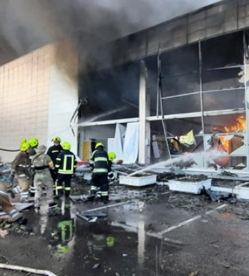 Внаслідок обстрілу пожежа виникла на площі понад 10 тис. кв. м ТЦ у Кременчуці – ДСНС