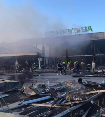 Ракетний удар по торговому центру у Кременчуці: подробиці, фото та відео