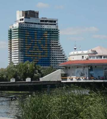 В Днепре в недостроенной гостинице &quot;Парус&quot; мужчина упал в шахту лифта