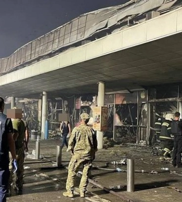У Кременчуці після ракетного удару по ТРЦ зникли безвісти 40 людей У Кременчуці після ракетного удару по ТРЦ зникли безвісти 40 людей