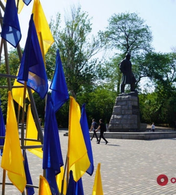 В День Конституции в Одессе возложили цветы к памятнику Шевченко