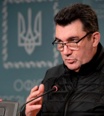 Данилов ответил Медведеву: Возвращение Крыма будет проведено без попыток, сразу