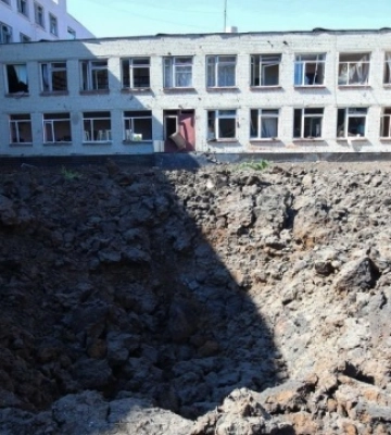 Воронка вместо школьного двора: последствия ракетного удара в Харькове