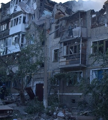 Унаслідок обстрілу житлового будинку в Миколаєві зруйновано квартири в одному під&#039;їзді з 3-го по 5-й поверх
