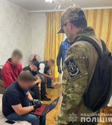 Кіберполіція викрила злочинну групу на привласненні 100 мільйонів гривень українців під виглядом соцвиплат з ЄС (ВІДЕО)