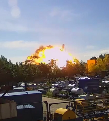 Чтобы никто не лгал: Зеленский показал видео попадания ракеты в Кременчуг