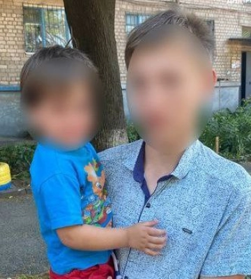 Відчинив двері та пішов з дому: у Дніпрі патрульні повернули 3-річного малюка, який загубився