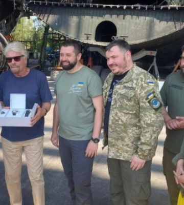 Миллиардер Брэнсон посетил аэродром в Гостомеле и заинтересовался его восстановлением