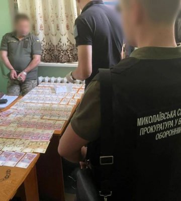 У Миколаєві затримано командира автомобільної роти, який вимагав від підлеглого 50 тис. грн щомісячно, - прокуратура. ФОТО