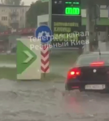 На Київ обрушилася потужна злива: фото та відео розгулу стихії