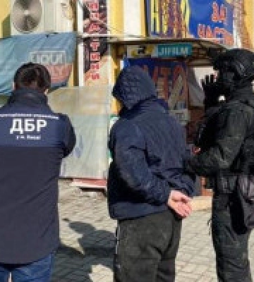 На Київщині за збут наркотиків поліцейського засудили до 6 років за гратами