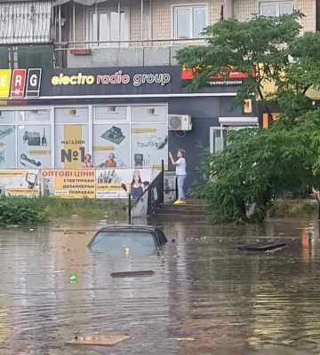 Зламані дерева та затоплені вулиці: Київ накрила негода (ФОТО)