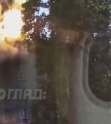 Російська ракета влучає у  п&#039;ятиповерхівку в Миколаєві. ВIДЕО