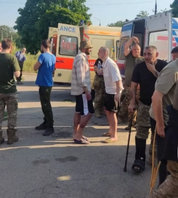 Виснажені, але щасливі: з&#039;явилися перші фото звільнених захисників &quot;Азовсталі&quot;