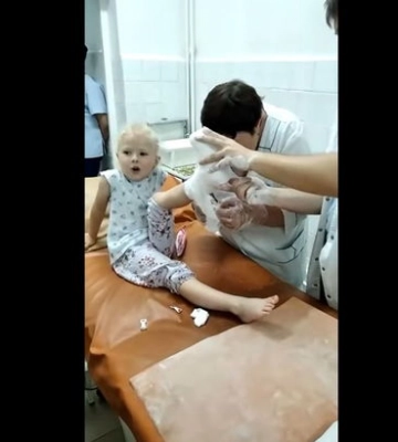 У лікарні заспівала гімн. Дівчинка з Миколаєва, яка постраждала під час обстрілу, зворушила мережу - ВІДЕО