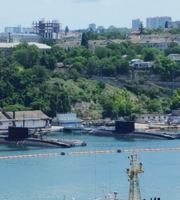 З Севастополя в море виведені 5 російських підводних човнів – фото
