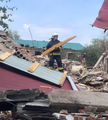 У Золочеві під завалами зруйнованого росіянами будинку знайшли тіло жінки