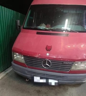 На Закарпатті прикордонники виявили у сховку мікроавтобуса двох чоловіків, які намагалися втікти за кордон