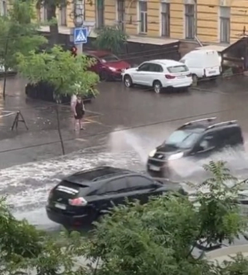 Некоторые улицы Одессы во время дождя превратились в реки