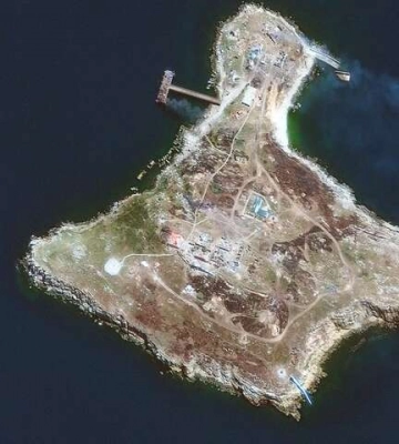Американці показали супутникові знімки Зміїного після втечі росіян