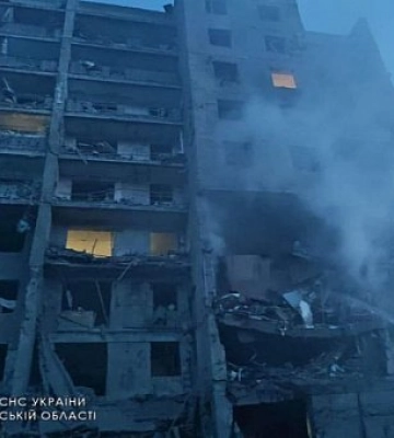 Російська армія вдарили ракетою по 9-ти поверховому будинку в Одесі, знайдено 17 загиблих