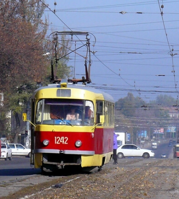 Трамвай № 17 у Дніпрі від сьогодні призупиняє рух