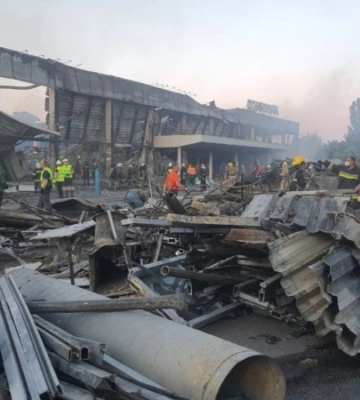 Рятувальники знайшли ще 6 фрагментів тіл під завалами ТЦ в Кременчуку