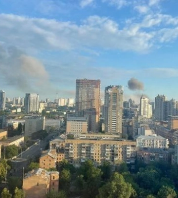 Россияне снова обстреляли Киев. Одна из ракет попала в девятиэтажный дом