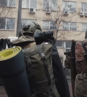 Боєць &quot;Азова&quot; розповів, як з останніх сил допомагали вижити жителям блокадного Маріуполя: &quot;Ми розуміли чітко&quot;