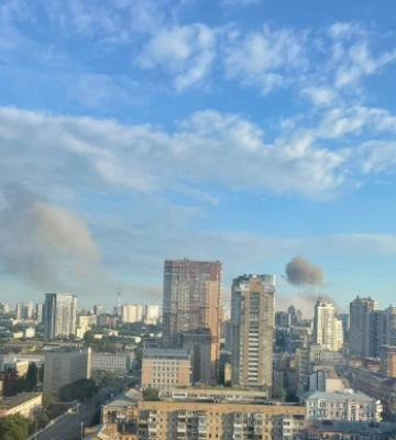 У Києві ракета влучила у багатоповерхівку, під завалами є люди