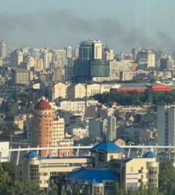 Під завалами зруйнованої ракетами столичної багатоповерхівки є люди