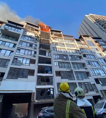 У Києві пролунало чотири вибухи: ракета влучила у житловий будинок, є постраждалі