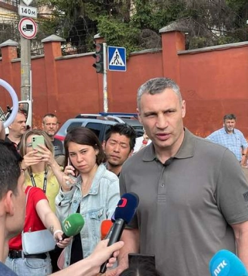 Под завалами дома есть люди, 2 пострадавших госпитализировали, – Кличко