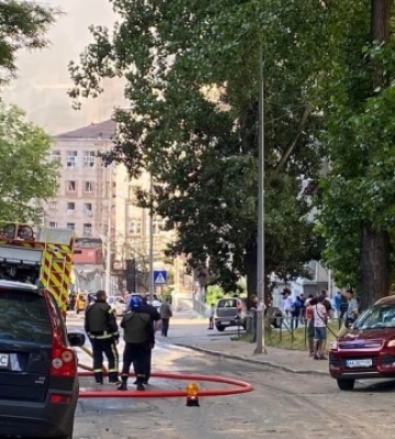 Ракетный удар по дому в Киеве: под завалами есть люди, двух пострадавших госпитализировали