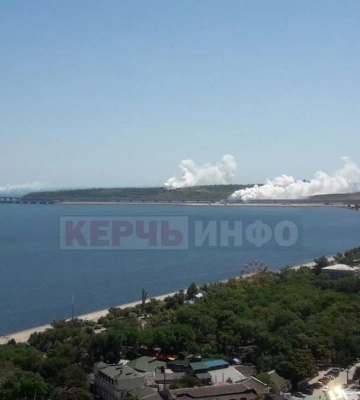 Возле Крымского моста заметили клубы дыма