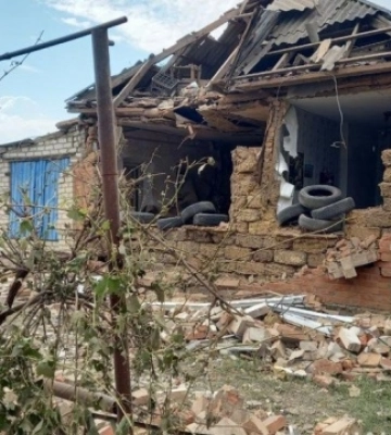 Ракети стирчать у стінах: ворог обстріляв будинки на Запоріжжі