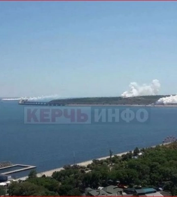 Над Крымским мостом поднялись клубы дыма