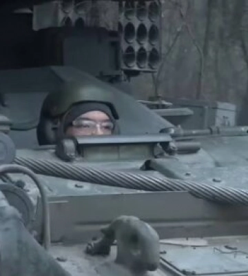 Російські окупанти почали тiкати з Херсона до Криму, вимагають від місцевих їжу під прицілом автомата
