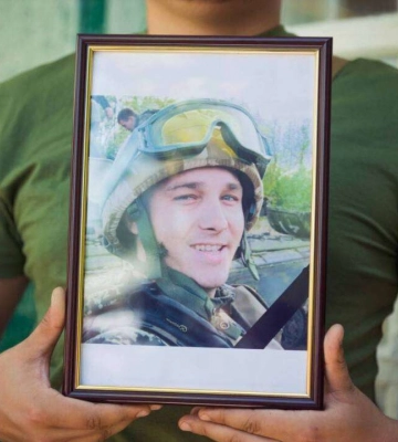 На Днепропетровщине в последний путь провели 33-летнего пехотинца: у мужчины осталась маленькая дочь