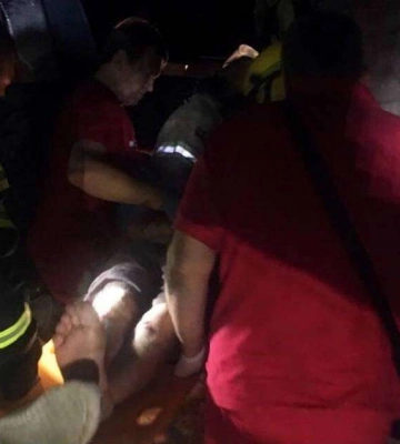 В Никополе авто влетело в дерево: водителя вырезали спасатели