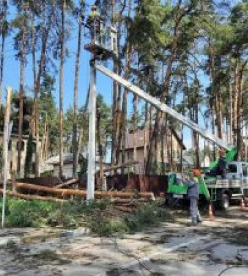 Повернули світло до майже 100 000 будинків, знеструмлених через негоду