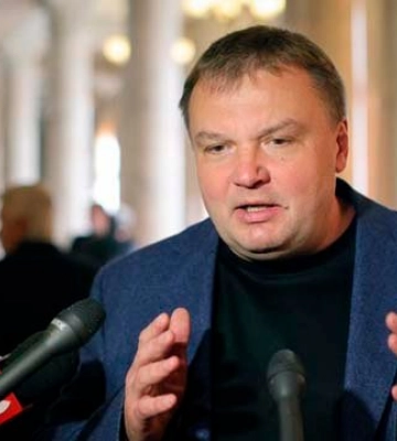 Є дві групи впливу: Денисенко пояснив, чому Путін не позбавить посади Шойгу