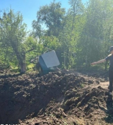 В Харькове вражеская ракета повредила дом и школу - во дворе 6-метровая воронка