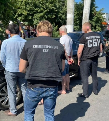 В Одесі СБУ затримала учасників злочинного угруповання, яке тримало в страху слідчо-арештованих громадян