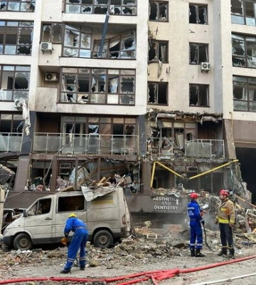 Під завалами 9-поверхівки в Києві, в яку влучила російська ракета, перебувають люди: деталі
