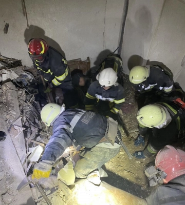 У Києві з-під завалів рятувальники деблокували тіло загиблого чоловіка. ВIДЕО