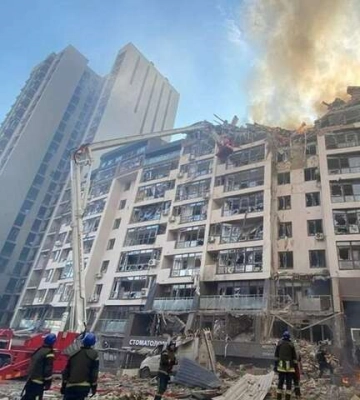 Ракетний удар по Києву: рятувальники знайшли тіло загиблої людини