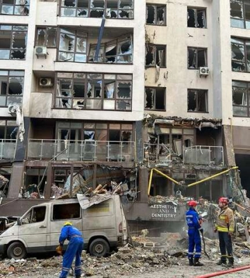 З-під завалів зруйнованого ракетами столичного будинку врятували семирічну дівчинку