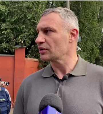 Кличко на місці ракетного удару: ми чуємо під завалами людей (відео)
