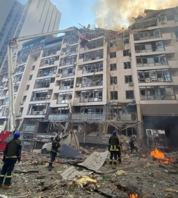 Щонайменше одна людина загинула внаслідок ракетного обстрілу багатоквартирного будинку в Шевченківському районі Києва